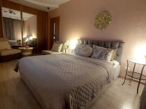 Апартаменты Квартира в центре с качелями на веранде рядом с колесом обозрения