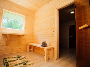 Частный дом у реки