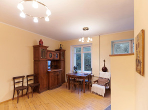 Квартира старинная мебель в лучах солнца