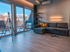 Studia s terrasoj s panoramnym vidom na gory