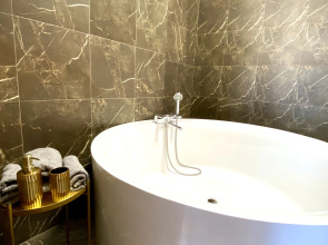 Апартаменты Центр, Апартаменты с камином и огромной ванной