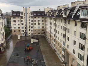 Квартира - студия в центре, есть выход на крышу и бесплатная парковка