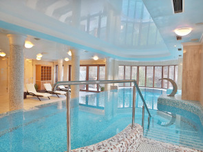 Resort Retro Riverside Wellness