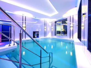 Kottedzha s baney i basseynom Private house