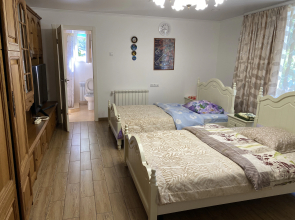 v Kottedzhe s Otdel'nym Vhodom so Dvora Living Quarters