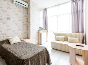 Апартаменты Светлана-Центр у моря с видом на сад магнолий