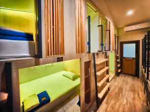 Отель Prince Theatre Heritage Stay