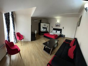 Отель Qeroli old town