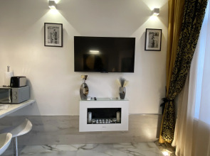 Апартаменты в современном стиле с камином