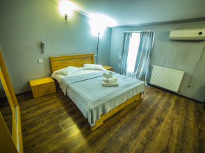 Отель Qeroli old town