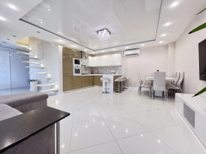 Stilnye Dvukhurovnevye Apartamenty Flat