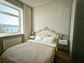 Апартаменты Центр Легендарный Дом под Шпилем | Огромная Трёшка