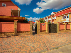 Red Khaus Guest House
