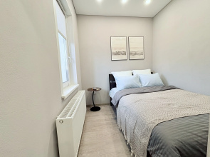 Uyutnay U Ozera V Teni Sosnovogo Parka Flat