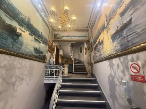 Апартаменты 3BR Flat Old Style 4AC Terrace, Metro