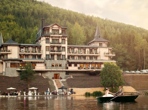 Resort Retro Riverside Wellness