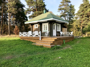 Частный дом Дом на скале с видом на озеро.