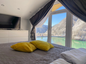 Студия с панорамным видом на озеро и горы
