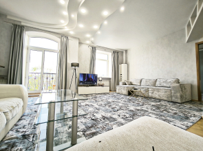 Апартаменты Центр Легендарный Дом под Шпилем | Огромная Трёшка