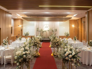 Отель Holiday Inn & Suites Saigon Airport