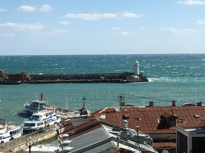 Представительская видовая двухкомнатная квартира с балконами на Набережной Ялты