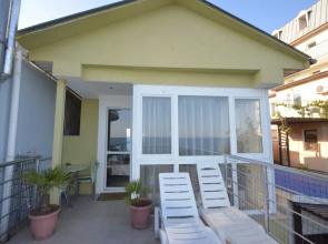 Trekhetazhny Chetyrekhkomnatny Na Ulitse Drazhinskogo 27 Private house