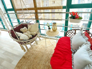 Апартаменты Квартира в центре с качелями на веранде рядом с колесом обозрения