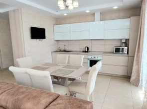 Апартаменты в центре с тремя спальнями на Червякова 55 рядом с парком Победы