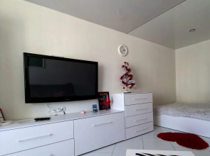 Uyutnaya Odnushka s Dizaynerskim Remontom Flat