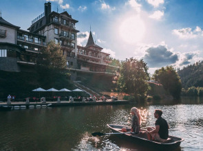 Resort Retro Riverside Wellness