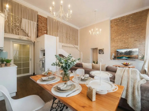 Dvukhetazhnaya Kvartira v Tsentre Flat