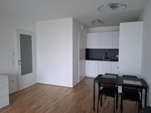Zamechatelnaya Kvartira vo 2m Rayone Veny s Uyutnym Balkonom Flat