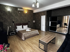 Отель Qeroli old town