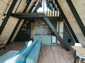 Шале двухэтажный А-фрейм с панорамным остеклением и террасой