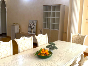 S 2 Spalnyami I S Balkonom V Tsentre Goroda Ot Sweet Home Apartment