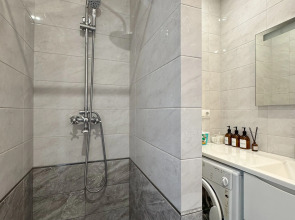 Апартаменты с балконом у реки рядом с пляжем