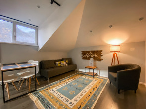 Студия с панорамным видом на озеро и горы