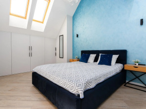 Квартира с Мансардными Окнами и Видом на Море