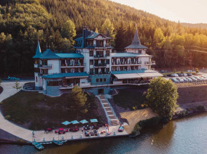 Resort Retro Riverside Wellness