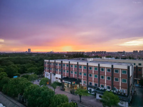 Rezen Select Shanghai International Resort Chuansha Metro Station Hotel