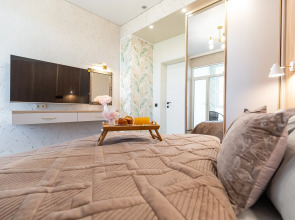 Апартаменты трехкомнатные с панорамным видом на город и море в центре Новороссийска от LetoApart