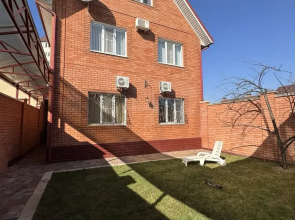 Private House s Basseynom