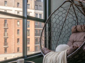 Apartamenty s kreslom-kokonom na balkone Stepanenkov na Sverdlova 32b