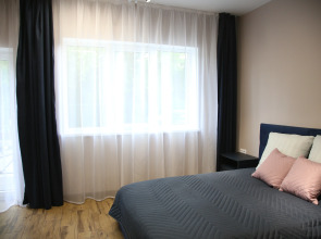 Апартаменты Уорхол - апельсин и капучино в интерьере с собственным двориком для BBQ в 10 минутах от центра