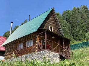 Guest house Letniy Domik Iz Kedra S Baney