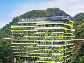 Wyndham Grand Flamingo Cat Ba Resort Hotel