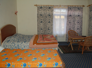Calm Holiday Inn Hotel	