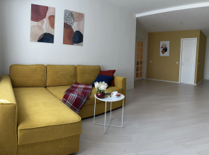 Prostornaya 2-h Komnatnaya na Central'noj Ploshchadi Flat