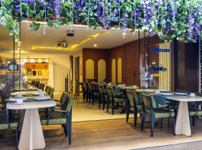 Отель Raymond Old City