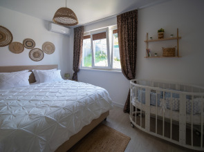 Частный Дом с Бассейном Мансардой и Видом на Горы